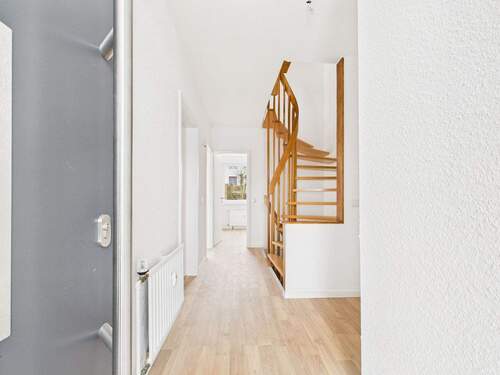 Flur - 5 Zimmer Reihenendhaus in Staufenberg