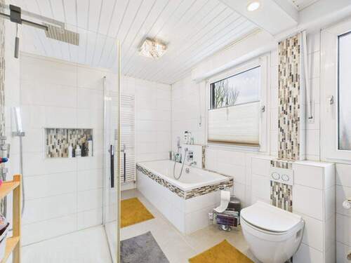 Gehobenes Badezimmer mit Dusche und Badewanne - 