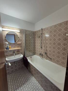 OG: Bad mit Wanne und WC - 