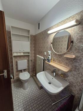 Bad mit Wanne und WC - 
