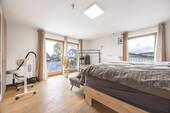 Kinder-/Schlafzimmer mit Blick in den Außenbereich - 