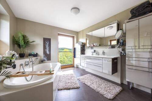 Badezimmer Mit Blick ins Grüne - 