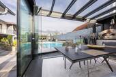 Grillbereich mit Pizzaofen und Poolblick - 