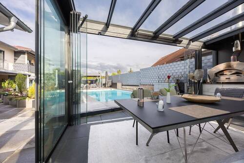 Grillbereich mit Pizzaofen und Poolblick - 