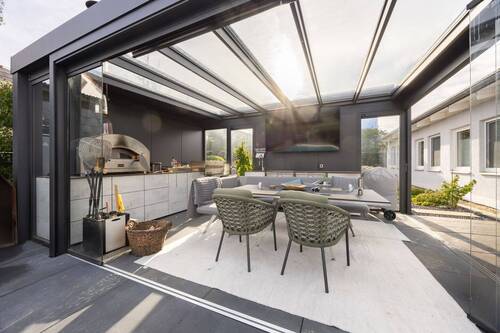 Verglaster Grillbereich mit Pizzaofen - 