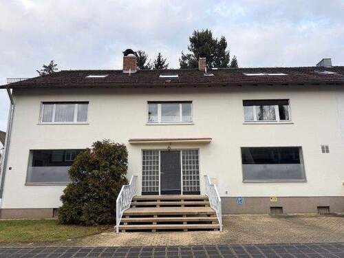 Hausansicht mit Parkplätzen - Büroflächen Praxisräume - 850,00&nbsp;EUR Kaltmiete, ca.&nbsp; 100,00&nbsp;m&sup2;&nbsp;Wohnfl&auml;che