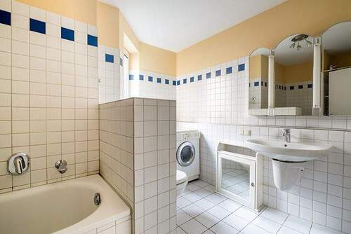 Tagesbelichtetes Bad mit Wanne und Dusche - 