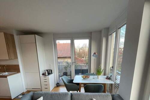 Essbereich mit bodentiefen Fenstern - Etagenwohnung mit 58,70 m&sup2; in München zur Miete