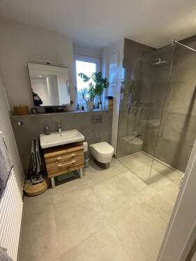 Bad mit Regendusche - 