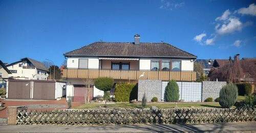 Aussenansicht - ++++KAUFPREISANPASSUNG++++ Einfamilienhaus in schöner und begehrter Lage in Reichensachsen mit großem Balkon und großem Grundstück, 3 Garagen