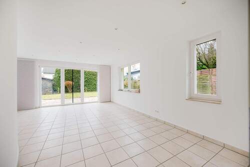 Wohnzimmer - 5 Zimmer Einfamilienhaus zum Kaufen in Berlin