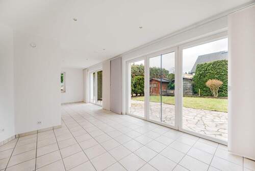 Wohnzimmer - 5 Zimmer Einfamilienhaus in Berlin