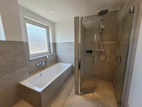 Bad mit Wanne und Dusche.jpg - 