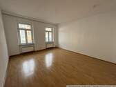Schlafzimmer - Helle 4 - Zimmer-Balkon-Wohnung in - 