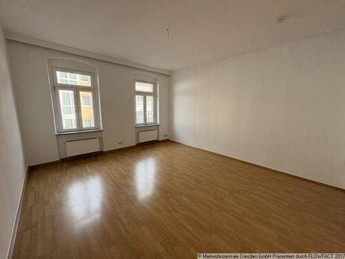 Schlafzimmer - Helle 4 - Zimmer-Balkon-Wohnung in - 