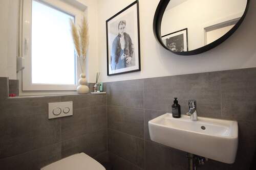 Gäste-WC - 5 Zimmer Reihenmittelhaus zum Kaufen in Schloß Holte-Stukenbrock