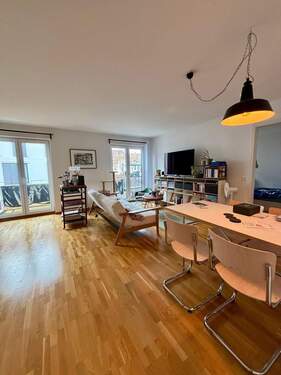 Wohnzimmer mit offener Küche - 2 Zimmer Etagenwohnung zur Miete in München