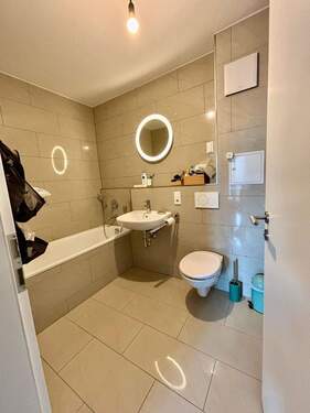 WC mit Dusche und Badewanne - 