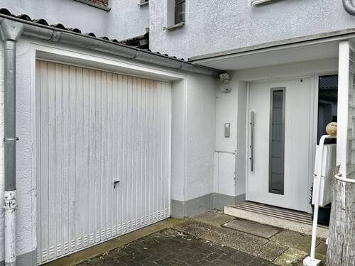 Hauseingang und Garage 1 - 