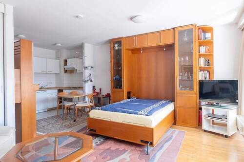 Wohnbereich mit Murphy Bett - 1 Zimmer Etagenwohnung zum Kaufen in Berlin