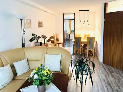 Wohnen - Essen mit Blich in die Küche - 3 Zimmer Etagenwohnung in Chemnitz