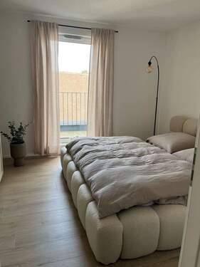 Schlafzimmer mit Balkonblick - 