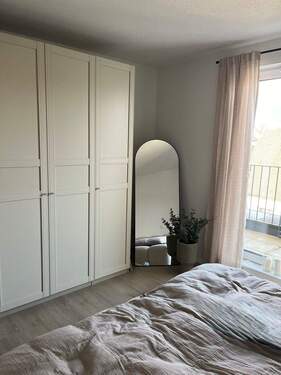 Schlafzimmer mit Balkonblick - 