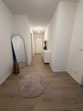 Moderner Flur mit Spiegel - 