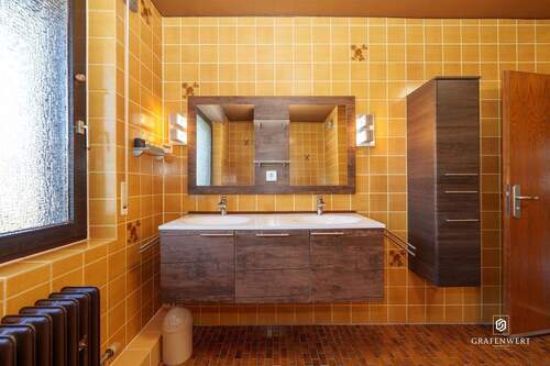 Bad mit Dusche und Badewanne - 