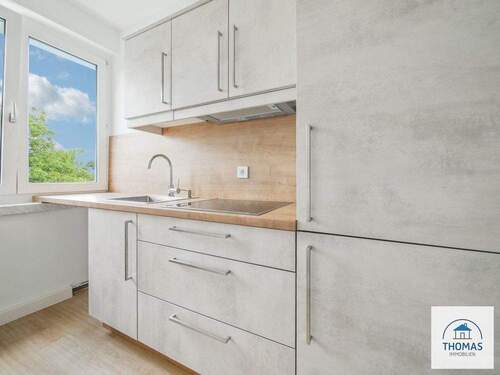 Küche 2 - Sanierte 2-Raum-Whg mit Einbauküche, am Stadtrand von Neustadt: mit geschützter Loggia & Badewanne