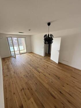 Wohnzimmer - Charmante 3-Zimmer-Wohnung mit Neubaucharakter