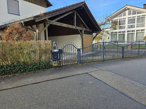Hauseingang mit Carport - 6 Zimmer Einfamilienhaus zum Kaufen in Niederalteich