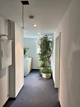 Großzügiger Flur - 2 Zimmer Büro in Neubiberg