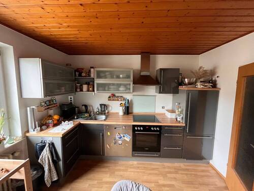 moderne EBK bleibt in der Wohnung - Großzügige 4-Zimmer-Wohnung in Bad Staffelstein im 1. OG in einer ruhigen Seitenstraße.