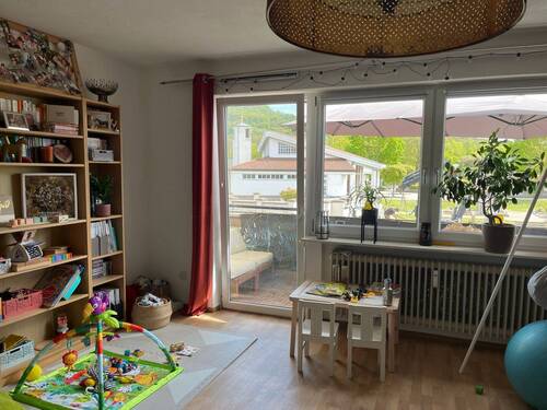 Wohnzimmer mit Zugang zum Balkon - 4 Zimmer Etagenwohnung zur Miete in Bad Staffelstein