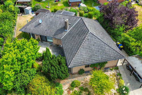 DJI-05 - Großzügiger Winkelbungalow mit Einliegerwohnung und Vollkeller in ruhiger Wohnlage