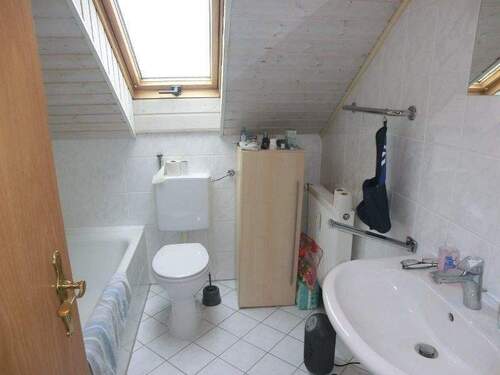 Bad mit Wanne, Dusche u. WC im DG - 