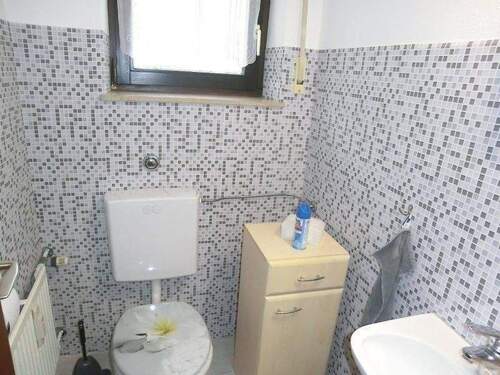 Gäste-WC (EG u. OG) - 1 Zimmer Mehrfamilienhaus, Wohnhaus in Röthlein
