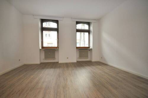 Wohnzimmer - 2-Zimmer-Altbauwohnung mit Einbauküche in direkter Laufnähe zur Mainzer Innenstadt