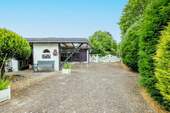 Carport / rechts Ausfahrt zur Straße - 
