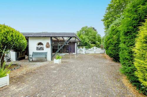 Carport / rechts Ausfahrt zur Straße - 
