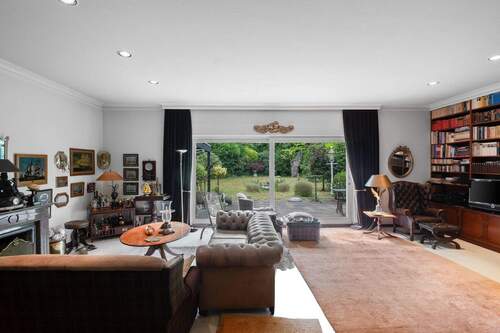 Wohnzimmer mit Terrasse in Südlage - 6 Zimmer Einfamilienhaus in Hamburg