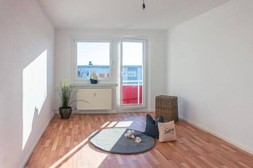 Wohnzimmer Vergleichswohnung - Tolle 3-Raum-Wohnung mit Balkon in begrünter Wohnlage