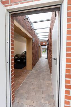 Durchgang zur Garage u. zum Keller - 
