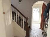 Flur mit Treppe ins OG - 