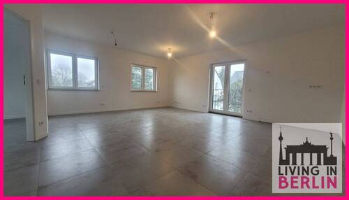 Wohnzimmer mit offener Küche - 3 Zimmer Etagenwohnung in Berlin