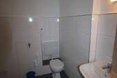 Gäste WC mit Anschl. für Waschm. u. Trockner - 