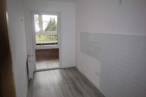 Küche mit Zug. zum ersten verglasten Balkon.JPG - Etagenwohnung mit 108,00 m&sup2; in Duisburg zur Miete