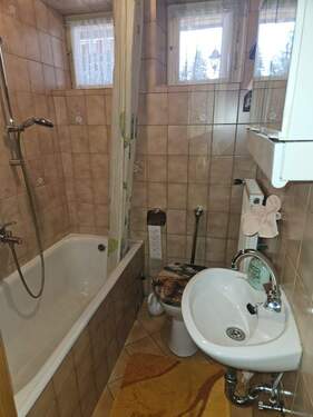 EG Whg.: Gäste-WC mit Badewanne - 