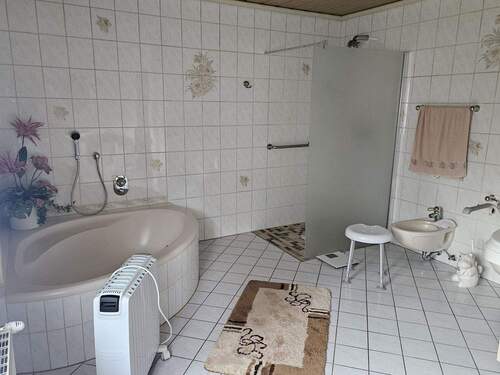 EG Whg.: Badezimmer - 